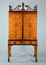 George III Craven Kabinett, Satinholz und Marketerie, auf Ständer