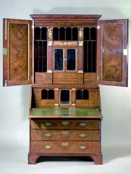 George I Walnuss-Schreibtisch-Bücherregal, frühes 18. Jahrhundert