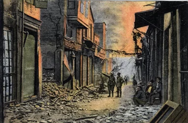 Griechenland, Saloniki (oder Thessaloniki): Blick auf die teilweise zerstörte Tunsky-Straße, wahrscheinlich nach dem Brand von 1917 - Postkarte 1914-1918