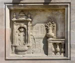 Hochrelief, das einen Brunnen darstellt, von Francesco Bono (1654). Kathedrale (Dom oder Duomo) von Mailand, Italien