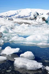 Eisberge und Eisschollen in der Jokulsarlon-Gletscherlagune, Island