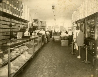 Innenansicht des Schuhgeschäfts John Sewell & Co. in der 304-6 12th Avenue (Flagler Street), ca. 1910
