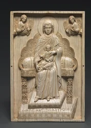Elfenbeinplakette mit thronender Muttergottes