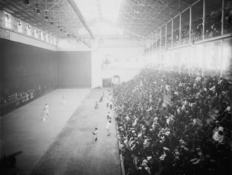 Jai alai ist ein Sport, bei dem ein Ball von einer Wandfläche abprallt, indem er mit einem handgehaltenen Gerät (Cesta) beschleunigt wird