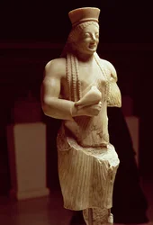Kore-Figur einer jungen Athenerin, die ein Vogelopfer hält, Griechisch, ca. 540-530 v. Chr.