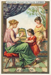 Die Lektüre. Eine sitzende junge Frau zeigt zwei vor ihr stehenden kleinen Mädchen eine Liebig-Werbetafel. Werbechromolithografie der Liebig