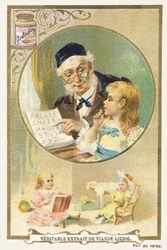 Lesen mit dem Großvater. Werbechromolithografie mit einer älteren Person und einem kleinen Mädchen an ihrer Seite in einem kreisförmigen Rahmen. Im unteren Teil des Bildes sitzt ein von Spielzeug umgebenes kleines Mädchen. Herausgegeben von der Compagnie