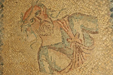 Libyen, römisches Mosaik eines alten Mannes mit Bart und Kranz
