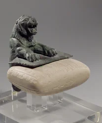 Löwe, der eine hurritische Gründungstafel hält, ca. 2150 v. Chr.