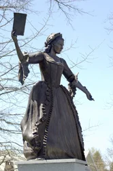 Literatur: Statue von Mercy Otis Warren (1728-1814), amerikanische Schriftstellerin in Barnstable, Massachusetts