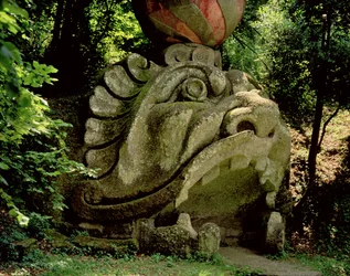 Mund einer fantastischen Höhle in Form eines Monsterkopfes, aus den Parco dei Mostri (Monsterpark) Gärten, angelegt zwischen 1550-63 vom Herzog von Orsini, nach Entwürfen von Giacomo Barozzi da Vignola