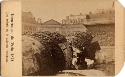 Gemeinde von Paris (1871): Zwei Kommunarden posieren in der Nähe der Trümmer der gefallenen Säule des Place Vendome in Paris