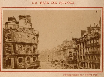 Gemeinde von Paris (1871): Ansicht der brennenden Gebäude in der Rue de Rivoli in Paris im Mai 1871