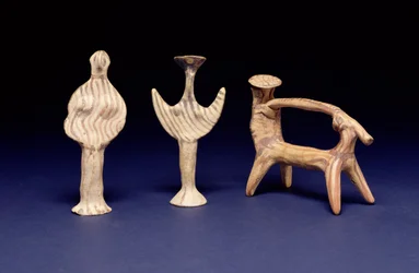 Mykenische Gruppe: Zwei Phi-Figuren, ein Wagen mit einem Reiter unter einem Sonnenschirm