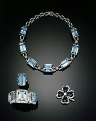 Halskette, Ring, Brosche und Armband