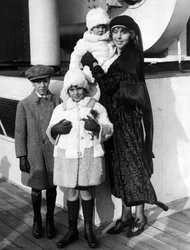 New York City (USA), Dezember 1923: Fotografien auf der SS Paris, Mrs. Guinevere Sinclair Gould (Witwe des Finanziers George J. Gould I) und ihre drei Kinder (George J. Gould Jr., Jane S. Gould und Guinevere S. Gould) während ihrer Einschiffung nach Europa