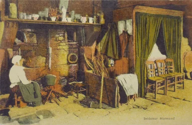 Normannisches Interieur, frühes 20. Jahrhundert (Postkarte)