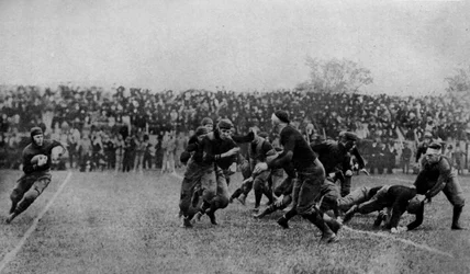 Nordamerika. Mittelfeldspiel bei einem amerikanischen Fußballspiel. 1920