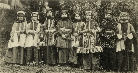 Ossetische Frauen in traditioneller Tracht Minderheitengruppe in der Sowjetunion