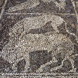 Panther greift einen Stier an (Steinmosaik)