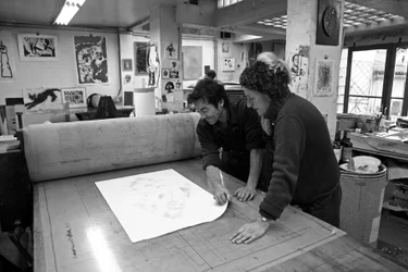 Pascal Gauvard, Mitbegründer der Pasnic-Gravierwerkstatt, Annie-Paule Thorel, französische Malerin. Entdeckung von Gravuren nach dem Druck. Pasnic-Gravierwerkstatt in Paris im Jahr 2009.