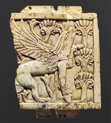 Plakette mit Darstellung eines Greifs, Nimrud, Mesopotamien, 8.-7. Jahrhundert v. Chr.