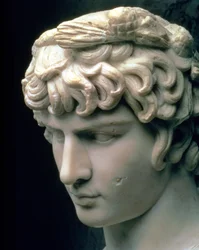 Porträtkopf des Antinoos mit dem Kranz des Dionysos, Teil einer Statue aus der Villa Kaiser Hadrians in Tivoli, römisch, 2. Jahrhundert