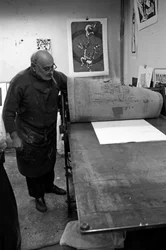 Porträt von Dikran Daderian, libanesischer Maler und Graveur. Vorbereitung des Drucks. Pasnic-Gravierwerkstatt in Paris im Jahr 2008