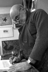 Porträt von Dikran Daderian, libanesischer Maler und Graveur. Signatur einer Gravur. Pasnic-Gravierwerkstatt in Paris im Jahr 2008
