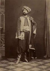 Porträt eines Mannes in traditioneller tunesischer Kleidung, aufgenommen während der Expedition in Tunesien