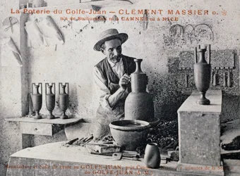 Postkarte mit Clement Massier (1844-1917), Meistertöpfer der Poterie de Golf-Juan bei der Arbeit in seinem Atelier, Frankreich, 20. Jahrhundert