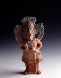 Präkolumbische Kunst, Maya-Zivilisation, späte klassische Periode: anthropomorphe Tonstatuette mit Darstellung einer stehenden Figur, die als Musikinstrument dient. Aus Nebaj, Quiché, Guatemala. Maße: 21 x 11 cm. Guatemala, Nationalmuseum für Archäologie