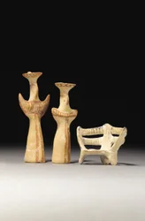 Psi-Typ weibliches Idol, Tau-Typ weibliches Idol und Modell eines Throns, 1400-1200 v. Chr.