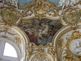 Psyche im Himmel von Amor entzückt. Gemälde von Charles Joseph Natoire (1700-1777)