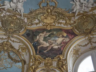 Psyche hebt seine Lampe, um seine Braut zu betrachten. Gemälde von Charles Joseph Natoire (1700-1777)