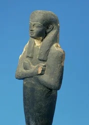 Ptah-Sokar-Osiris-Figur mit dreiteiliger Perücke und gekreuzten Armen, ägyptisch, 21.-22. Dynastie, ca. 900 v. Chr.