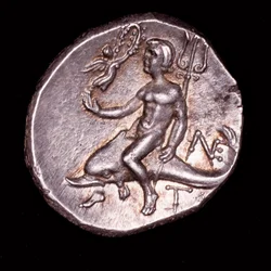 Seltene antike griechische Münze, Kalabrien, Tarentum, Taras reitet auf einem Delfin und hält einen Dreizack, Nike darüber mit einem Kranz (Foto)