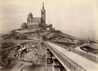 Religiöse Architektur: Außenansicht der Basilika Notre Dame de la Garde (Notre-Dame-de-la-Garde), auch „Gute Mutter“ genannt (1853-1864), erbaut nach den Plänen des Architekten Henry Esperandieu (1829-1874). Marseille, Bouches du Rhone (13), Cenotypie des 