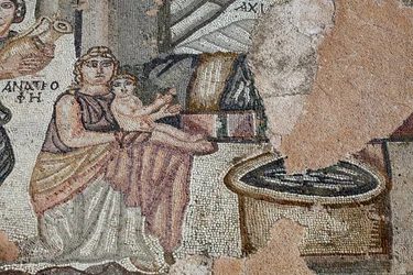 Darstellung des neugeborenen Achilles mit seiner Amme Anatrophe und Ambrosia, Symbol der Götterspeise und Unsterblichkeit, die Wasser in einem goldenen Krug bringt - Detail des Panels, das das erste Bad des Achilles darstellt - Paphos-Mosaiken, Villa des T