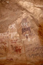 Felskunst, Vorgeschichte: Felsmalerei einer Gruppe von Rindern und Figuren in einem verzierten Schutzraum im Uweinat-Massiv, Sudan (Karkur-Talh oder Karkur Talh). Zeitraum von 8000 bis 3000 Jahre v. Chr. Fotografie