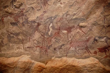 Felskunst, Vorgeschichte: Felsmalerei einer Gruppe von Rindern und polychromen Figuren in einem verzierten Schutzraum im Uweinat-Massiv, Sudan. Zeitraum von 8000 bis 3000 v. Chr. Fotografie