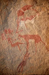 Felskunst, Vorgeschichte: Felsmalerei von Figuren, Rindern und „Guerbas“ (Häuten) in einem verzierten Schutzraum im Uweinat-Massiv, Sudan. Zeitraum von 8000 bis 3000 v. Chr. Fotografie