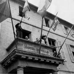 Zweiter Weltkrieg (1939-1945): Cherbourg (Manche), Frankreich, 20. August 1944: Während seines Besuchs spricht General de Gaulle (Präsident des Comité français de Libération nationale) vom Balkon des Hôtel de Ville zu den Einwohnern von Cherbourg.