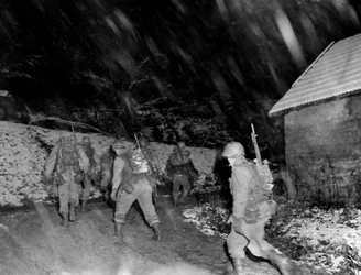 Zweiter Weltkrieg (1939-1945): Region Langefosse (Vosges) November 1944: Infanteristen des 142. RI der 36. DI der 7. US-Armee kehren unter einem Schneesturm von den Linien zurück
