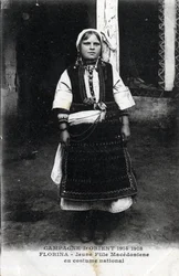 Serbien, Florina: Porträt eines mazedonischen Mädchens in Nationaltracht - Postkarte 1914-1918