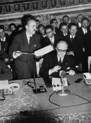 Unterzeichnung des Vertrags von Rom (Gemeinsamer Markt) Dies ist Christian Pineau, französischer Außenminister. 26. März