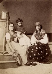 Kleine Berufe: Porträt von Wasserträgern, die in der Nähe eines Brunnens sitzen. 19. Jahrhundert Druck auf Karton Dim. 6x8,5 cm