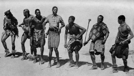 Südafrika. Unbeschwerte Kaffir-Jungen bei einem gemeinsamen Lied und Tanz. 1920