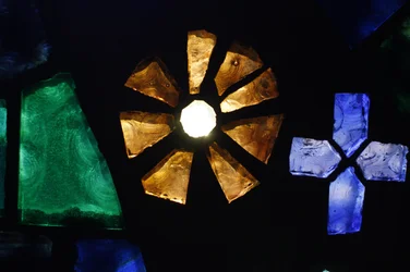 Buntglasfenster in der Kirche Notre-Dame de Consolation, Hyères, Frankreich