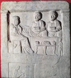 Stelenrelief eines Begräbnisbanketts (Stein) mit griechischer Inschrift, Kleinasien